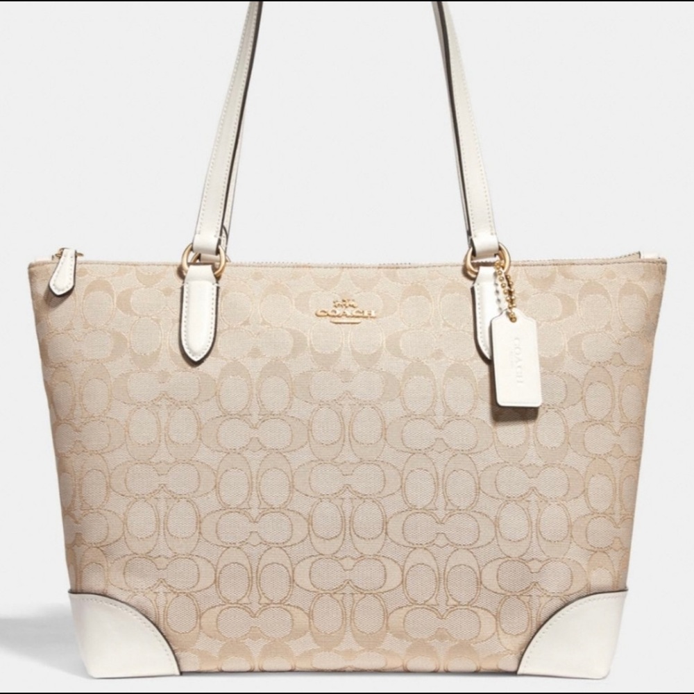 NWT Coach Zip Top Tote in
Signature Jacquard
OS Coach
